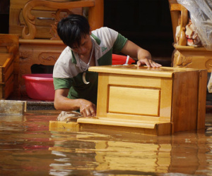 5 ngày sau lũ, người dân chưa thể trở về nhà