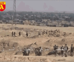 Hình ảnh chân thực nhất của 'Hùm xám sa mạc Syria' trong trận đánh chiếm 'thủ đô của IS'