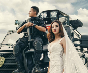 Không có thời gian ra ngoài, chàng cảnh sát đặc nhiệm điển trai đưa hôn thê vào khu huấn luyện chụp ảnh cưới