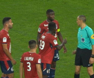 Trọng tài rút thẻ đỏ đuổi... nhầm đuổi cầu thủ ở Ligue 1