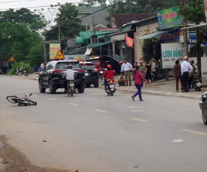 Va chạm ôtô biển xanh, nữ giáo viên đi xe đạp điện tử vong