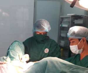 10 bác sĩ chi viện cứu sản phụ bị "lộn tử cung" khi sinh