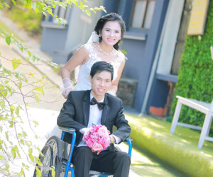 Cô dâu xinh đẹp đẩy xe lăn cho chồng trong đám cưới ở Bắc Giang