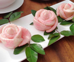 Hoa hồng "ăn được" tái xuất hút khách Hà thành dịp 20/10