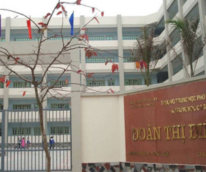 Nam sinh Hà Nội ngã từ tầng hai trường học xuống đất