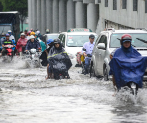 Siêu máy bơm "tê liệt", đường Nguyễn Hữu Cảnh ngập