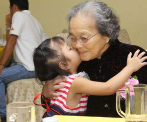 Tâm thư gửi mẹ chồng: Hãy để con tự nuôi dạy những đứa trẻ của mình