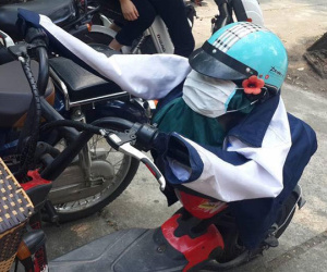 Trò đùa gây tranh cãi trên MXH: Áo khoác, mũ bảo hiểm, khẩu trang của nữ sinh bị độn gạch bẩn để "tạo hình"