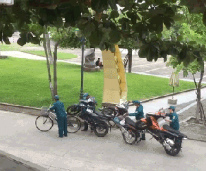 Video: Dân phòng dùng xe đạp "hốt" 3 xe tay ga khóa cổ
