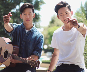 Cặp sinh đôi Việt - Thái cover "Em gái mưa" ngọt ngào