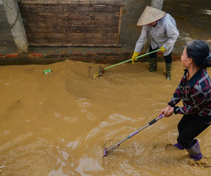 Dọn bùn đất sau 6 ngày sống trên sông