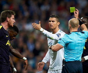 Dúi đầu Vertonghen, Ronaldo bị trừng phạt