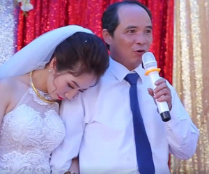 Hình ảnh khiến bất cứ cô gái nào cũng bật khóc: Cha mắt đỏ hoe, bịn rịn đưa con gái về nhà chồng