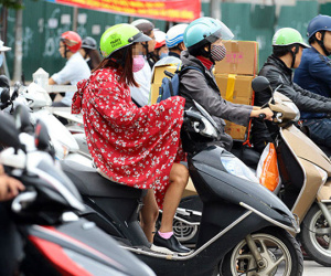 Mưa rét dưới 20 độ C, dân Thủ đô khoác chăn ra đường