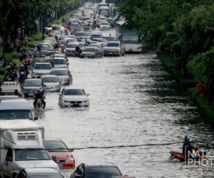 Mua tàu ngầm vượt nước ngập như sông ở Bangkok?