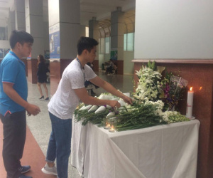 Video: Giáo viên, sinh viên đặt hoa tưởng niệm sinh viên tử vong do bêtông rơi trúng