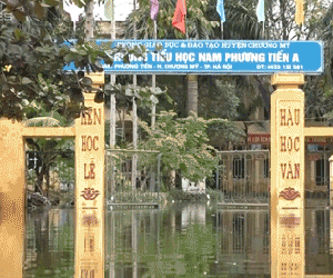 Video: Trường học Hà Nội mênh mông nước, học sinh nghỉ dài hạn