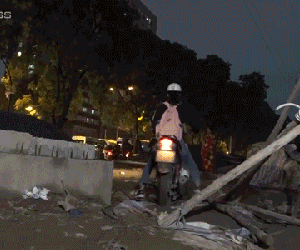Video: Xe máy ngã nhào liên tục khi len lỏi tránh đường tắc ở Hà Nội