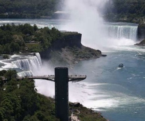 Bé trai 10 tuổi sống sót thần kỳ sau khi bị ngã xuống từ thác Niagara