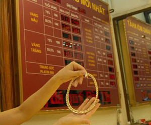Giá vàng liên tiếp sụt giảm, áp lực bán tháo gia tăng