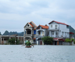 Hà Nội: Sau 1 tuần mưa lũ người dân huyện Mỹ Đức vẫn chèo thuyền vào nhà