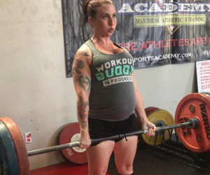 Mang thai 8 tháng, bà bầu vẫn kiên trì nâng tạ 120 kg