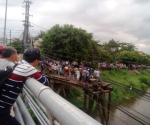 Thanh niên sảy chân rơi sông khi đứng xem tìm kiếm thi thể nhảy cầu