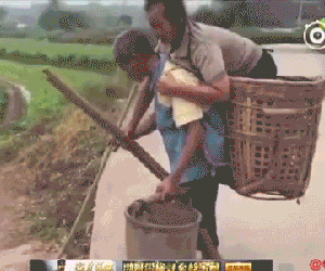 Video: Chồng mù cõng vợ liệt ra đồng làm việc suốt 29 năm