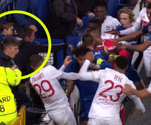 CĐV Everton vừa bế con, vừa tham gia đánh cầu thủ Lyon