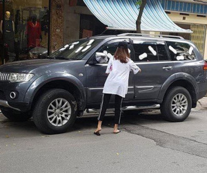 Chủ xe cho biết lý do bị cô gái dán băng vệ sinh kín xế hộp khi đỗ trước cửa hàng ở Hà Nội