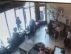 Clip: Cướp xông vào quán cà phê giật máy tính ngay giữa ban ngày