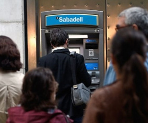 Dân Catalonia ồ ạt rút tiền