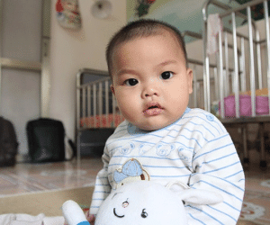Hình ảnh mới nhất về bé trai 7 tháng bị mẹ bỏ rơi, được nữ cảnh sát cho bú