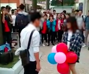 Màn vứt quà phũ phàng của chàng trai ĐH Công nghiệp (Hà Nội) khi được tỏ tình bị nghi dàn dựng