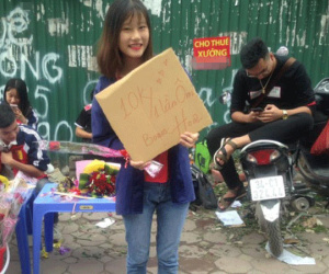 Sinh viên rao bán 10.000 đồng một cái ôm tặng kèm hoa 20/10 gây sốt cộng đồng mạng