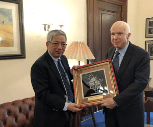 Thượng tướng Nguyễn Chí Vịnh gặp ông John McCain tại Hoa Kỳ