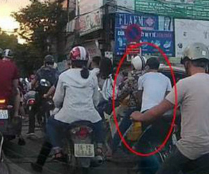 Video: Người đàn ông và "bàn tay hư hỏng" giữa phố Hà Nội gây bức xúc