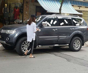 Không xử phạt cô gái trẻ dán băng vệ sinh lên xe ô tô đậu trước cửa nhà gây xôn xao dư luận
