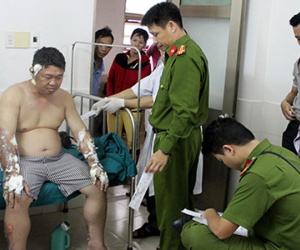 Người đàn ông bỏng nặng khi bị ném "bom xăng"