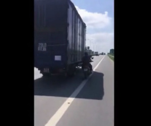 Video: Người đàn ông bám hông container để tránh nắng gây sốc cộng đồng