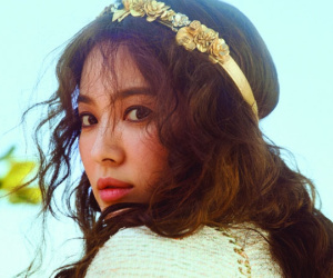 Song Hye Kyo đội khăn voan cực đẹp, đeo nhẫn kim cương ngón áp út chụp hình tại Mỹ