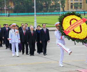 Đại biểu Quốc hội viếng Chủ tịch Hồ Chí Minh