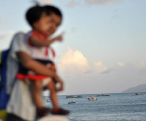 Ông chồng than trời vì trăm năm mới nhờ được vợ làm phó nháy, thế mà cái gì cũng rõ, ngoại trừ mặt mũi của hai bố con
