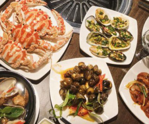 Nhân viên nhà hàng buffet nổi tiếng trả lời trống không, khách vặn vẹo thì nhận được lời cầu xin: Tối em mỏi lắm rồi!