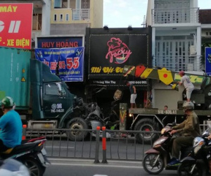 Xe container tông sập cửa hàng xe máy và quán mì vịt ở Sài Gòn, kẹt xe kinh hoàng vào buổi sáng đi làm