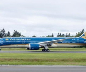 Siêu tàu bay Boeing 787 của Vietnam Airlines bị xe thang đâm thủng