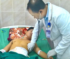 Nam thanh niên vào viện với chiếc tô bịt ruột đổ ra khỏi người