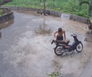 Dân mạng sững sờ với mức độ ga lăng của ông chồng cởi nguyên cả áo để lau sạch yên cho vợ ngồi