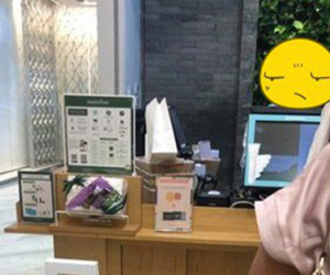 Đi mua đồ ở hãng mỹ phẩm có tiếng, cô nàng đã bị nhân viên coi thường lại còn bị quẹt thẻ 2 lần
