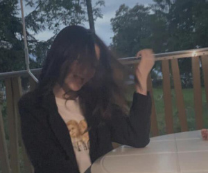 Con gái Vương Phi tóc xõa che mặt vẫn được khen là thần thái không thua gì mẹ